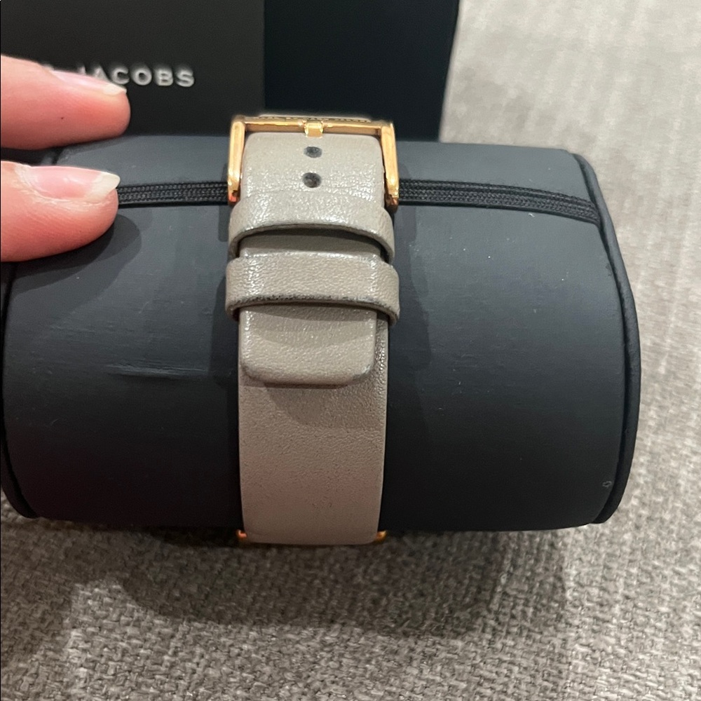 Marc Jacobs Gold and Gray Dial Watch - Picture 4 of 9